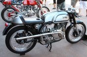 Mars Webster's Norvin, This one is one of my favorite Comet. Just behind an Egli Vincent by Godet. Indeed in a Featherbed, the led replacing the rear cylinder is gone and make the design much lighter. Just behind John Surtees' Lightning Replica (Surtees' one is Black) © Mars Webster.