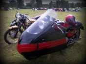 Two Triumph Bonneville, not from the same year but I think this picture make the point that it transforms an “ordinary” Classic in something very … fascinating, doesn’t it?