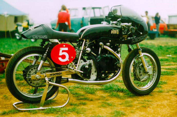 McIntosh is focussing on racing. He mede a (few) frame for racing Vincent inspired by the Egli frame. This picture was taken in 1985.