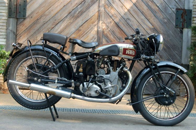 A The Series A is extremely rare because it was manufactured only five years before WWII broke out, and secondly, it is one of a kind; unlike the B, C and D, which share a similar engine architecture, the “A” is completely different. I the real life, you don’t meet an “A” that often! The 500 Comet and its slightly detuned version, the 500 Meteor were introduced in 1934, while the famous 1000 Rapide joined the family in 1936. Only 80 Rapide were produced and 63 are known to remain. The legend says that Phil Irving explained his vision of the V-Twin by overlaying two blue prints of the Comet engine on the drawing board Here is a 1937 Vincent 500 Comet Series A