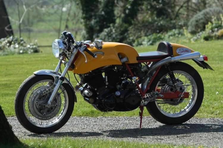 This bike was own by Francois Grosset, the frame was made by Smith Engineering and the engine built on Vincent - DRAT crankcases. Nickname is "Snakli" due to the tortuous pipes.