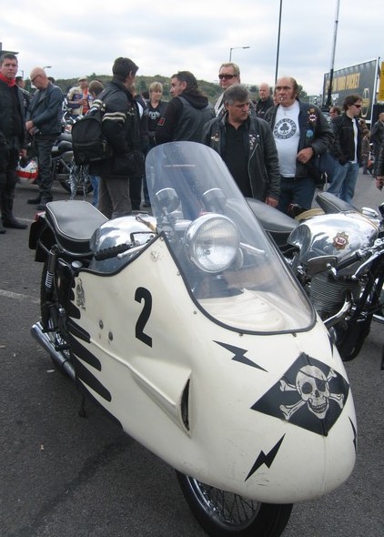 The Dustbin allows you to work on your own original paint scheme like on this BSA Road Rocket. Next to her, a BSA 500 Gold Star DBD34