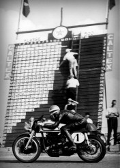 13. superb picture of Geoff Duke riding his Norton Manx at the 1952 Dutch TT, Assen, the Netherlands, and I think it worths to be added to the Continental Circus folder.  Duke wears #1 as the 1951 World Champion, but in 1952, the 4 cylinders Gilera and MV Agusta finished first and second at the championship, while Norton finished third in the 500 class.  Active racing:1950 - 1959 Teams: Benelli, BMW, Gilera, Norton, NSU Won 6 Championships 350 cc | 1951, 1952 500 cc | 1951, 1953, 1954, 1955 Geoff also contested 9 Isle of Man TTs (1949-1955, 1958, 1959), won 6 and made 8 Podiums.