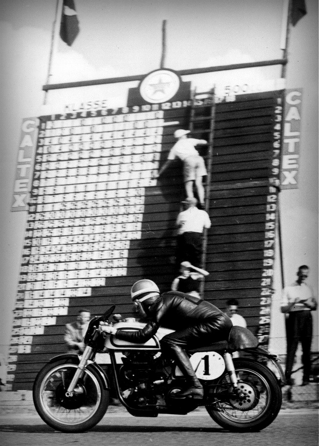 13. superb picture of Geoff Duke riding his Norton Manx at the 1952 Dutch TT, Assen, the Netherlands, and I think it worths to be added to the Continental Circus folder. Duke wears #1 as the 1951 World Champion, but in 1952, the 4 cylinders Gilera and MV Agusta finished first and second at the championship, while Norton finished third in the 500 class. Active racing:1950 - 1959 Teams: Benelli, BMW, Gilera, Norton, NSU Won 6 Championships 350 cc | 1951, 1952 500 cc | 1951, 1953, 1954, 1955 Geoff also contested 9 Isle of Man TTs (1949-1955, 1958, 1959), won 6 and made 8 Podiums.