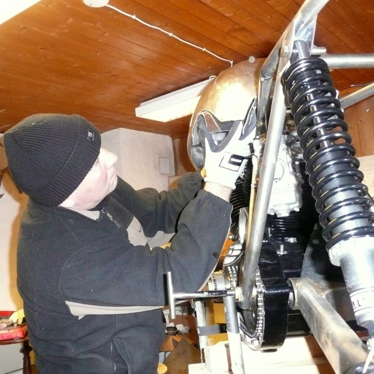 Dag assembles the pieces which materialize the fuel tank