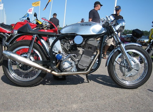 HEDTON Nisse Helund designed the Hedlund engine in Sweden, for sidecar racing. The first one was produced in 1975. One came third in the world championship in 1979.