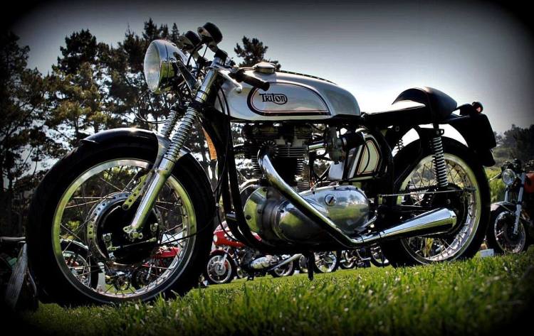 1967, one of the numerous Triton Cafe Racer. Back in the 60s, Norton was dominating the english competition on the road and on track with its Featherbed frame in multiple variants for the Manx, the Dominator or the Atlas. The wide frame loop was indeed able to welcome numerous mills, including Ariel (Esquire). Vincent (Norvin) and of course Triumph (Triton) and so more or less every combination was tried by the wizards of the mechanic. These cocktails were generally peered with heavy preparation made by Dresda, Norman Hyde or others.