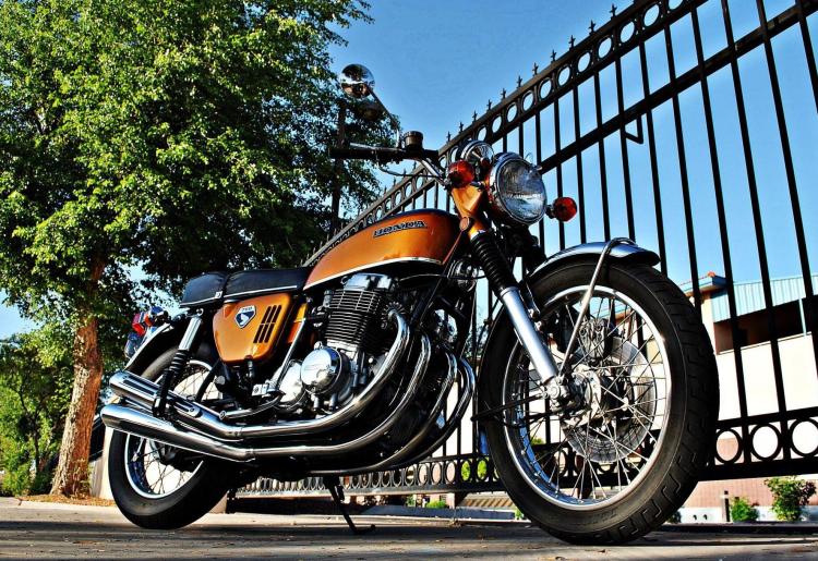 1969 Honda 750 Four For many of my generation the 750 Four was a blast the first time that we saw her in the street: 4 pipes, 4 cylinders, electric start, turn signals (!), etc.... a genuine step forward in the future. However what made her famous also made her looking obsolete quite quickly. She was indeed unable to keep up with the technology race that she kicked off, until the launch of the 900 Bol d'Or (CBF) just 10 years later.