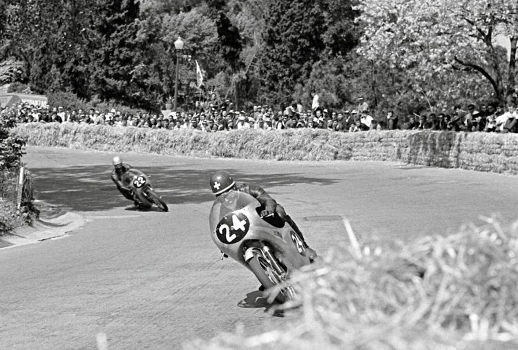 23.This picture outlines Honda team orders to Redman to stay behind Taveri who wanted to defend his 1962 125cc title. Jim Redman active racing: 1959 - 1966 Teams: Honda Won 6 Championship 250cc | 1962, 1963 350cc | 1962, 1963, 1964, 1965 Lugi Taveri active racing: 1954–1966 Team:Honda Won 3 Championships 125cc | 1962, 1964, 1966