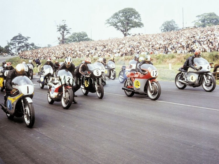 25.Last one, in Technicolor: Mallory Park Post TT 1968 | Mike Hailwood (Honda #1), Phil Read (Yamaha #2), Rod Gould (Norton #8), Giacomo Agostini (MV Agusta #12), John Cooper (Seeley #4), Pat Mahoney (#19), Percy Tait (#7), Percy May (#50) and the “kid” Barry Sheene (#30). Copyrights Mortons Archives Download your free desktop picture at http://www.classicbikersclub.com/files/customcontent/wallpaper/cbc001-1920x1200.jpg
