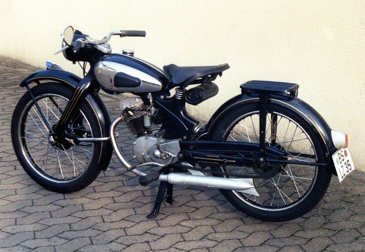 O As Other Vincent models. The factory attempted several diversifications such a drone engine “Picador”, a water scooter “Amanda”, Lifeboat engines, 2 Stroke Industrial engines but the one which fits the best Vincent core business is this Fox 125cc in agreement with NSU.