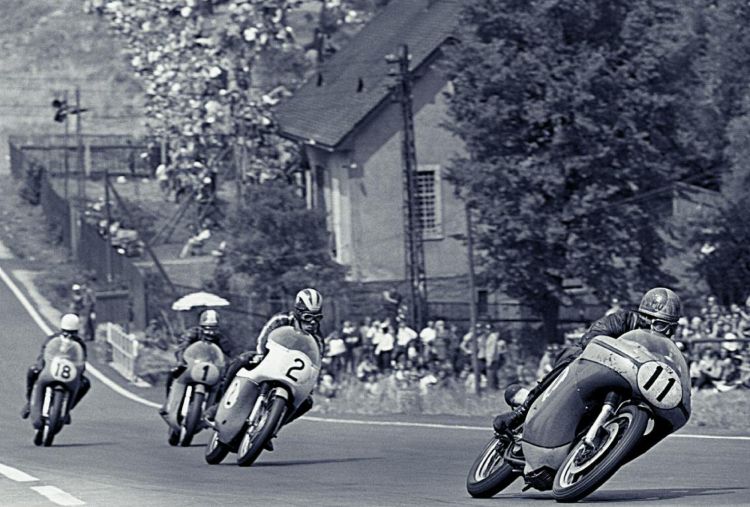 5. Catch me if you can: In 1968, Agostini on the superior MV Agusta won all ten rounds of the 500cc. Agostini not only set new lap records on each track but sometimes he even lapped the whole field like on this occasion on the fast Sachsenring circuit. (Source Metzeller)