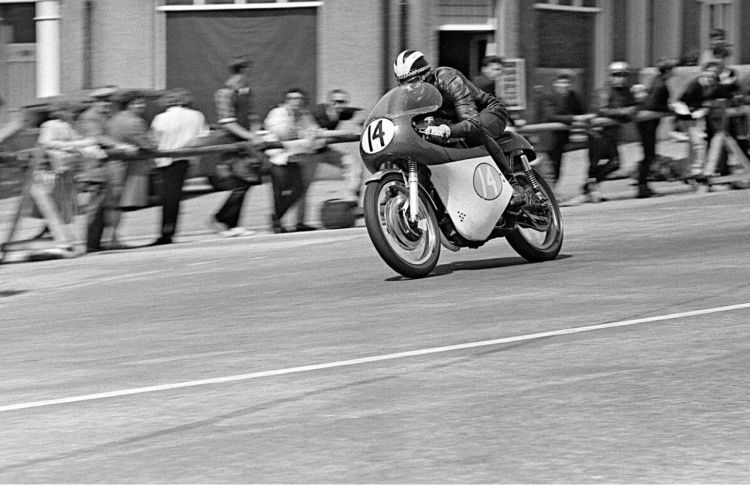 9. In 1964, Phil Read raced a Kirby AJS 7R and finished runner-up behind Jim Redman aboard his superior four-cylinder works Honda. Active racing:1961 - 1976 Teams: Yamaha and MV Agusta Won 7 Championships 125cc | 1968 250cc | 1964, 1965, 1968, 1971 500cc | 1973, 1974 Phil also contested 14 Isle of Man TTs (1961 - 1973, 1977), won 8 and made 13 Podiums.