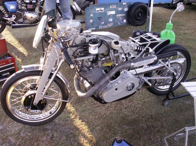 Although this Comet looks very “Classic”, without the tank and the seat, you can see the external development such the rear damper, the twin spark B-TH electronic ignition, the oil filter likely hiding a modern oil pump in its design, the primary belt drive and the Terry Prince Vincent engine.