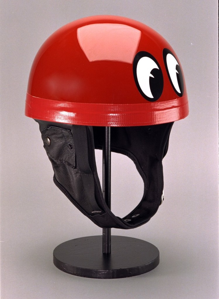 Famous John Cooper basin, the black and white pictures sometimes make us forgot that his helmet was bright red. Replica by Davida (document Davida)