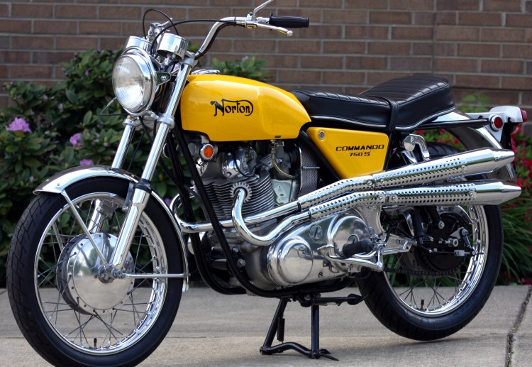 Very rare, the Norton Commando 750 S inspired by the Flat Track and targeting the US market