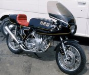 CURTIS-VINCENT This bikes belongs now to Jay Leno; This is the original owner, Jim Brokensha, in Vancouver Canada (1975). You will note that the Vincent bloc has been heavily transformed and a Norton Commando primary case replace the Vincent one. (see previous picture for the other side and the link to Curtis website)