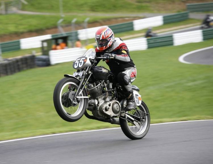Ben Kingham has raced for years an Egli-Vincent Twin and this Comet. Today Ben is still racing it in the BHRC championship. This Comet currently features a 572cc (90x90) engine with twin spark B-TH electronic ignition, Bob Newby multi-plate dry clutch/belt drive and a modified Burman 4-speed gearbox.