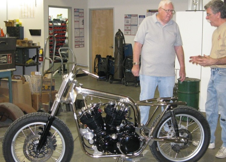 Tony Blackstock (left) consulting with builder of his TrackMaster Vincent. I originally thought it was a Triumph frame. Wonder why? see the next picture