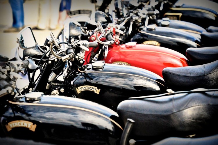 Align 100 Vincent in a row and statistically this is what you can get: a touch of red in the middle of a long black stripe. (Stock colors)