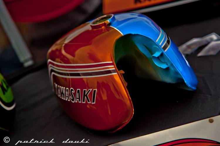 If you are still hesitant about what color to choose for your Vincent, like some 750 H2 owners which cannot make their mind between the Gold and the Blue: just paint the tank Half/Half and you get the benefit to get 2 very different bikes in one! 