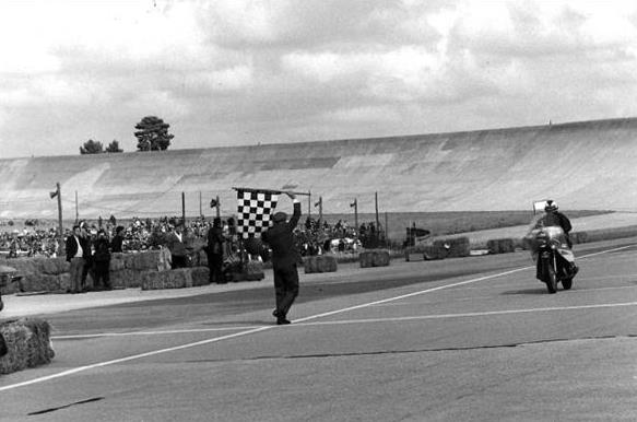 Finally the checkered flag is falling at the 24th hour. After that, all will have a glass at the "Potinière", the restaurant of the racetrack which hosted the awards ceremony.