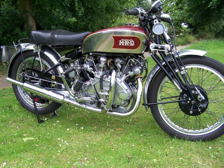 … in this second picture, don’t see anything? Look closer to the engine… still don’t see anything? This is in fact a Series B engine (1947) heavily modified to mimic a Series A. No need to say that there are serious polemics around.