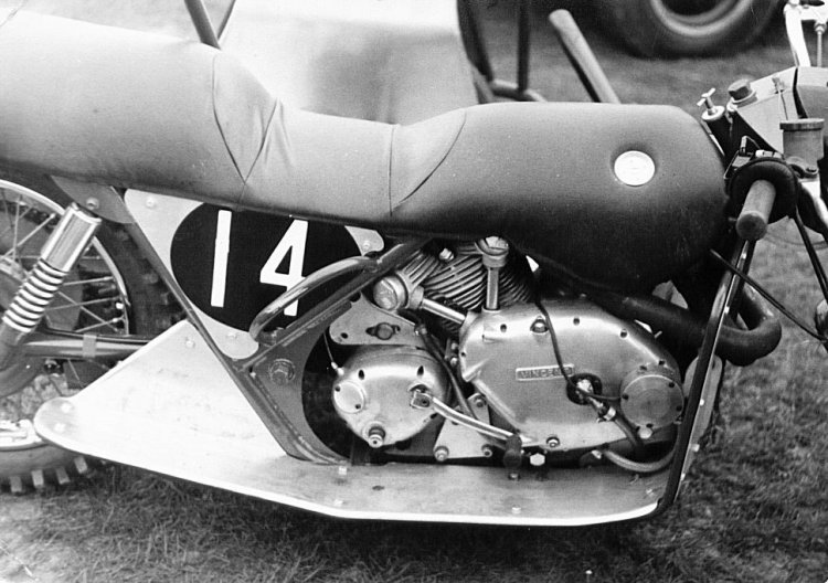 This one is a Comet but with a rear cylinder ! Used in grass-track sidecar, I guess there were a bunch of these in the 70-80s. 