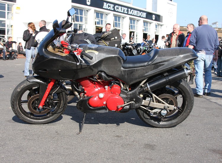 The caption for this picture was “Good Lord!” I could not say if this is a genuine Egli as the front fork suggests it, or if it is a heavily modified one... but we can say that it is rather inexpected to see Vincent wearing carbon.