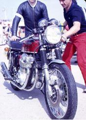 In 1969, I was an unconditional enthusiast of the Brisish bikes, I paid little interest to the Japanese. So I conciensously ignored the winners' machine in the paddock. However on the start line, I had remorse in front of Laprie-Frémin's Honda 750. Nearly stock with tank, seat, silencers. The rear turn signal was set to light the race plate. Without any effort, this bike, as is, will finish fifth just behind three formidable 500 Kawasaki Mach III.