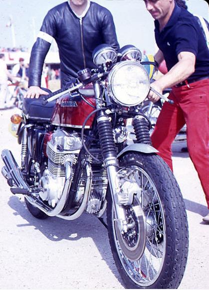 In 1969, I was an unconditional enthusiast of the Brisish bikes, I paid little interest to the Japanese. So I conciensously ignored the winners' machine in the paddock. However on the start line, I had remorse in front of Laprie-Frémin's Honda 750. Nearly stock with tank, seat, silencers. The rear turn signal was set to light the race plate. Without any effort, this bike, as is, will finish fifth just behind three formidable 500 Kawasaki Mach III.