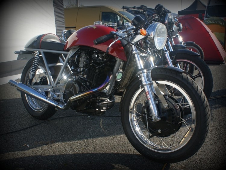 Egli-Yamaha 500: This is likely a Egli replica. Fritz did 30 units based on Yamaha and Honda 600 between 1982 and 1985 but at that time the "Banana" tank was already an old story in Egli's production.