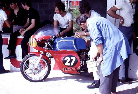 Blue tank, white pinstripes and red fairing: was it a way for Guignabodet-Baldé to Frenchify their 250 Suzuki ? Note the storekeeper outfit and slippers, the supporting team looks quite modest in appearance....