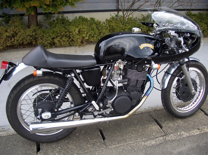 The tank says Yamaha, I am not an expert of this brand, it must be a 500 to 650 cc.