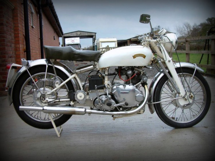 A white Comet is not common either. BMW which in the 50s was also the "king of the black paint scheme" with the Series 2, proposed his R69/S in white but not Vincent. (Non-stock color)