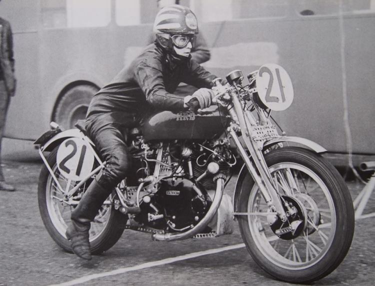 In Geoff Preece book "A Photography Miscellany" published by The HRD Vincent Owner's Club, you realize that in the mid sixties there were an awful lot of Vincent racing all across the place, but not that much by ladies. This awesome picture was taken at Church Lawford in 1965 and "Margret Reiser, straight ahead, gets away smoothly. Margret had ridden the Comet all the way from Switzerland".