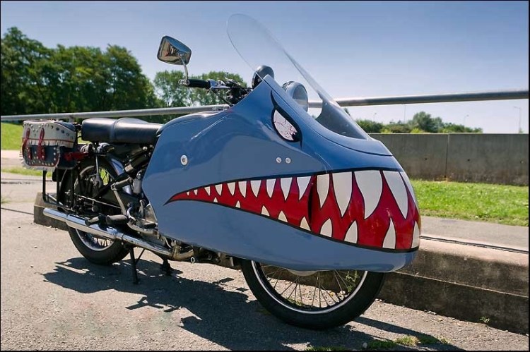 Let's shift gear and come back on those Freaky Vincents... Imagine the good father which see this vision in his mirror.....