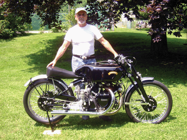 Bar Hodgson, producer of the annual North American International Motorcycle Supershow in Toronto, founder of the Canadian Motorcycle Heritage Museum & Hall of Fame and proud owner of Gunga Din. When he bought the bike, Hogson committed to bring it regularly in classic bikes events for the pleasure of everyone.