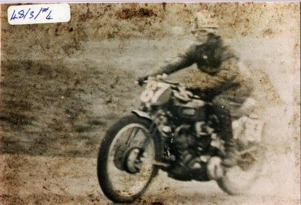 George Brown and Gunga Din in an earliest specification. The very first key milestone in its development involved enlarged ports, bigger carburetors, balanced and polished con-rods and increased compression, which moved the power from 45hp to 55hp; it was virtually what would become a year later the legendary Black Shadow. Looking at that picture, with its black engine and its Brampton fork, Gunga Din has already the appearance of JRO 102, the first production Black Shadow.