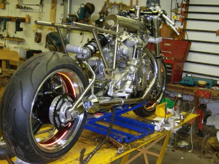 The wheels are now painted and the all frame is assembled. Final wheel color is black center with two red pinstripes and polished outsides, just like the original Vincent