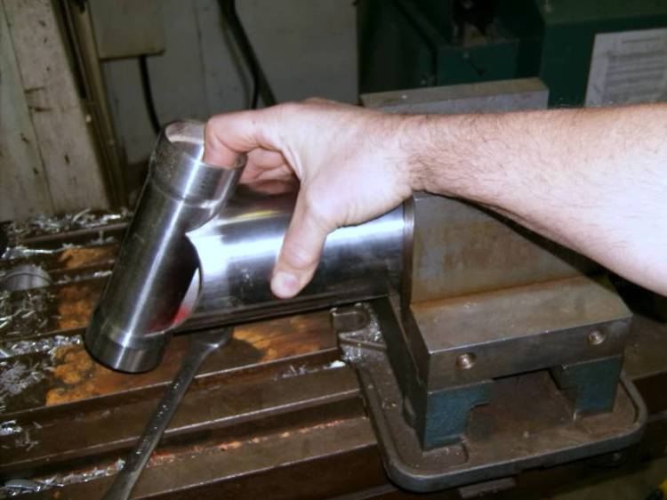 The spine and the steering column are being machined. The rake chosen is 27 degrees on the advice of Terry Prince, similarly to what Fritz Egli and Terry Prince chose for the original Egli-Vincent. It is also the same as a Norton Manx, a bike that has been proven again and again to have terrific handling properties.