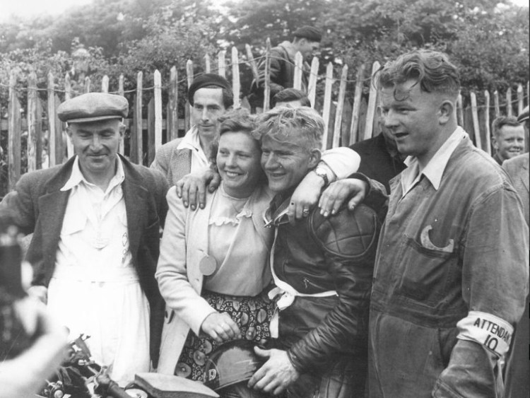 As many Gentlemen Racers, Phillip rode his bike from home all way long to the TT, raced it and whent back home in the same way, but this was with his wife on the pillion!