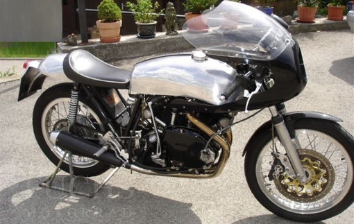 VINCENT • RAPIDE WEIDELCIH This special Rapide was made by Hartmut Weidelich. The engine has been optimized. Furthermore, the performance was also optimized. The frame and the brakes have been modified. The oil tank is located in the frame. Offered for sale at 49.000 € Contact info@motorrad-fuchs.com