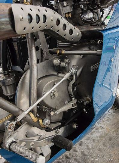 The gearbox is a modern 6 Speed modern Albion. © Denis Boussard