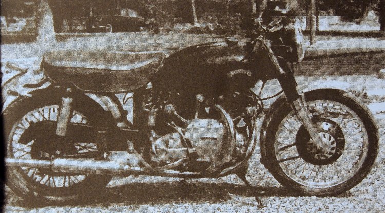 The French Nero, as featured in the Moto Revue #1496. The article was publish in a rubric called “what readers think of their bikes” and written by Marc Souvrain to who Marc Bellon entrusted his Nero, while the latest was on duty in Algeria. When Marc was discharged, his found in bike in so poor condition that the bike stayed in basket case for nearly 20 years. Picture © Moto Revue