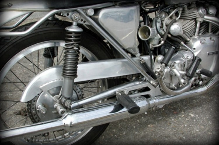 Note the typical Velocette swinging arm with its tapered tubes similarly to a racing bicycle. Unlike the Egli, the lack of vertical tube opens space around the engine. Picture © Michel Cottereau