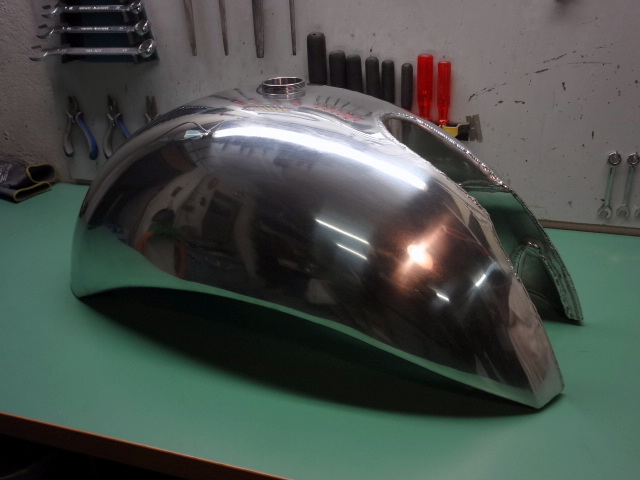 The tank was built by one of Swen’s friend, Laurent Jeanmonot from Gost kustom upon pictures and drawing supplied by Fritz Egli.