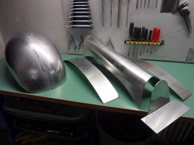 Now it’s time to think about the bottom of the tank to fit the spine frame and the curves of the engine.