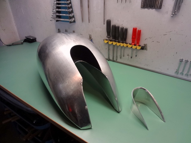 the last welding operation will be the triangulated U-shape that you see on the right side, which goes around the oil filler of the spine frame.