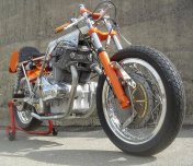 Egli-Laverda 750 SFC. I am sure you did not think about this so far ☺  However, look at how this mill fits like a glove in this Egli frame.